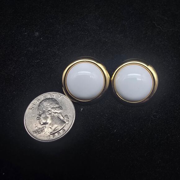 Monet White Round Clip On Earrings Gold Tone Vintage Jewelry - Picture 5 of 7
